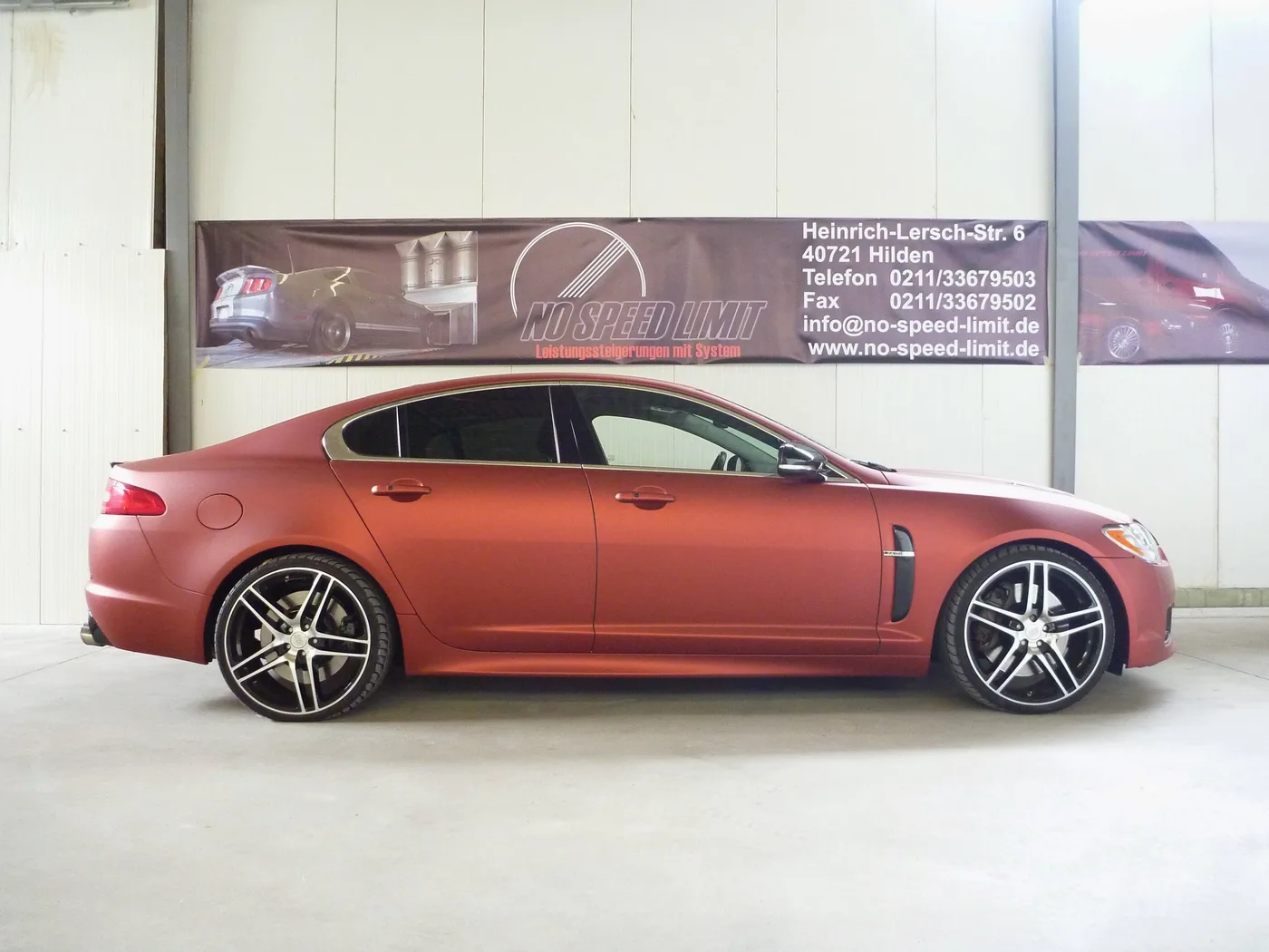 Roter Jaguar in der NO-SPEED-LIMIT-Werkstatt