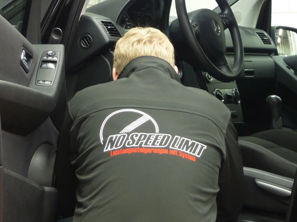 Arbeit am Fahrzeug mit NO-SPEED-LIMIT-Arbeitskleidung